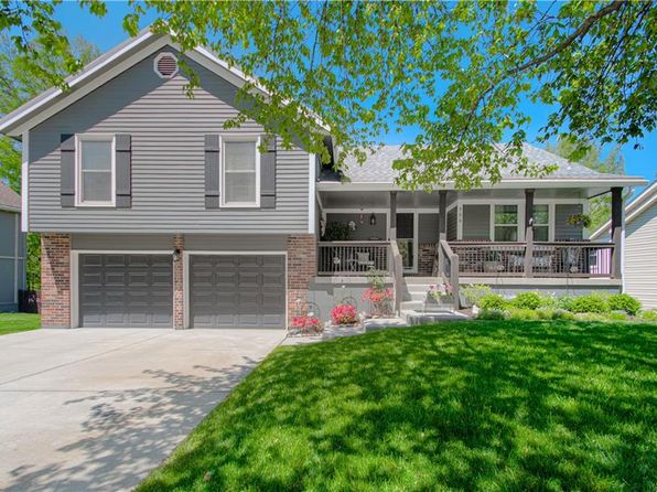 300 SE Brownfield Dr, Lees Summit, MO 64063