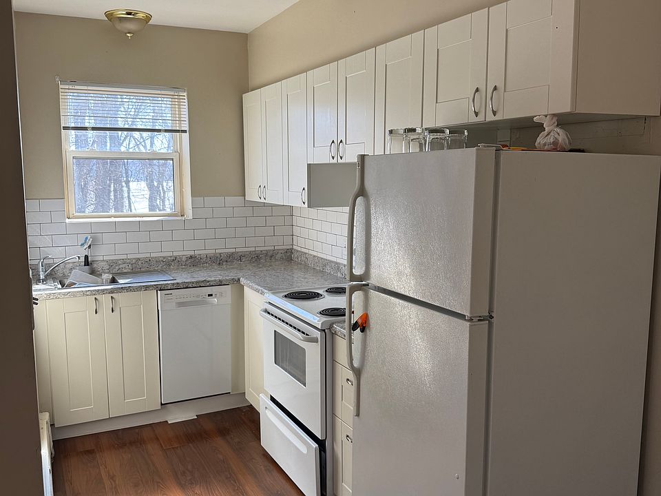 Eat in kitchen with fridge, oven and dishwasher
