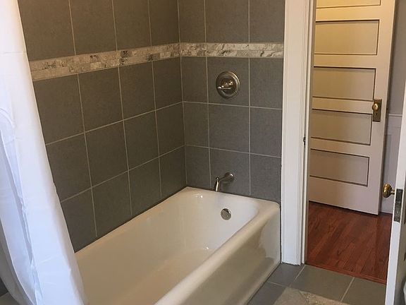 4th image of 102 Daly Ave APT 3