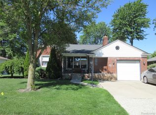 28325 Elmdale St, Saint Clair Shores, MI 48081