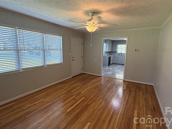 3rd image of 2372 Jamestown Rd