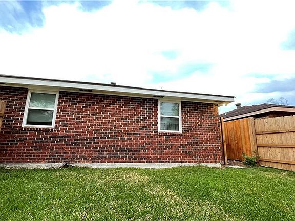 4th image of 395 E Buttercup Dr