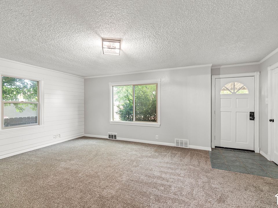 1st image of 220 E 200 N