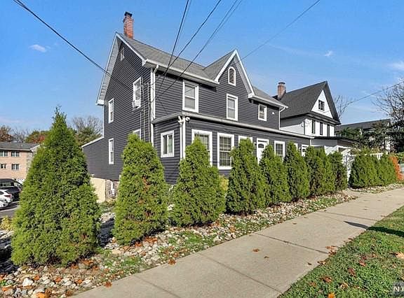 2nd image of 424 Grand Ave