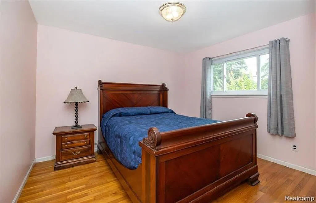 3 bed, 1.5 bath, 2549 sqft, $2,000 — Photo 3