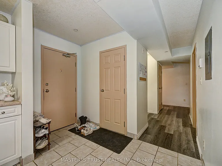 81 Columbia St W #12 — Photo 4