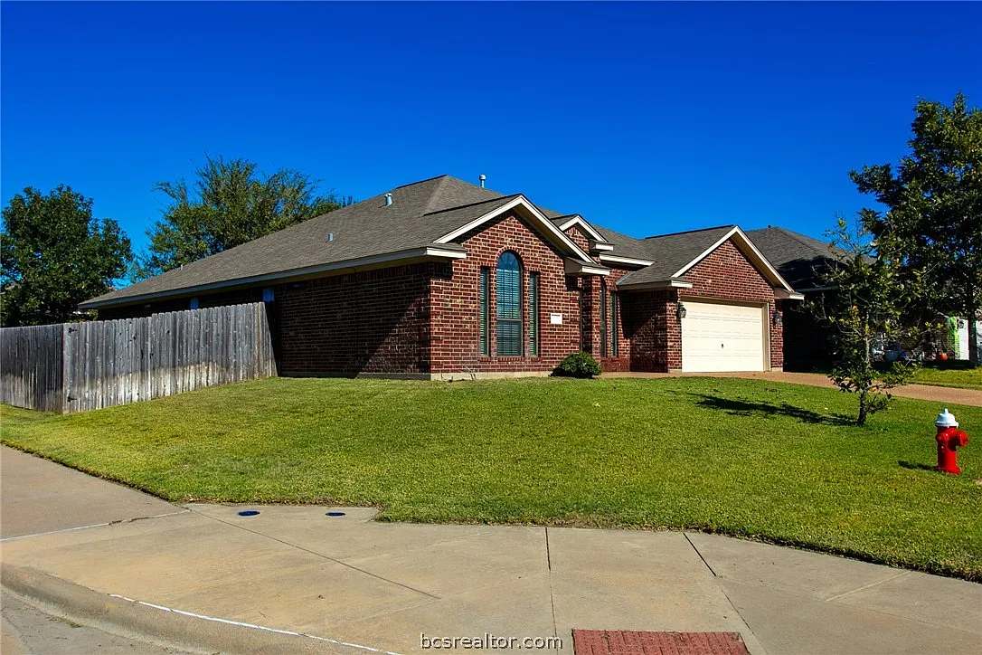 5 bed, 2343 sqft, $2,900 — Photo 2
