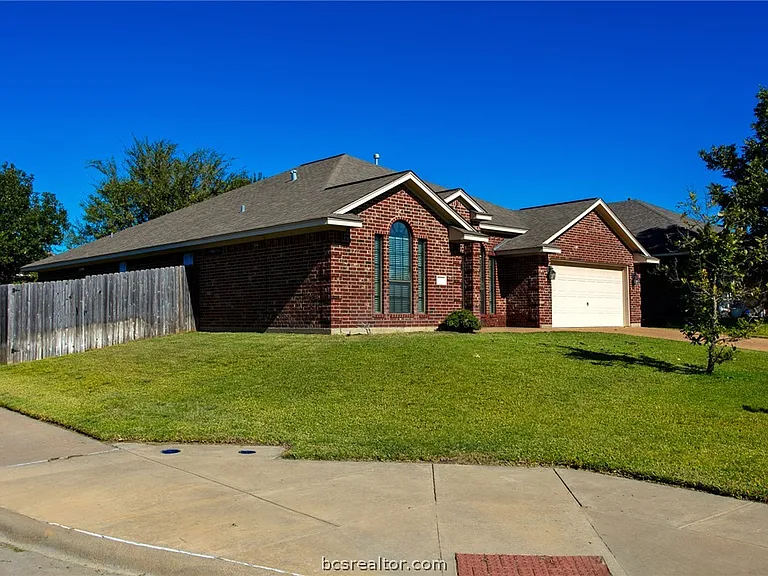 1101 Pamplin Ct — Photo 2