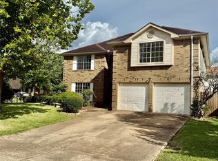 223 Almond Dr, Lake Jackson, TX 77566