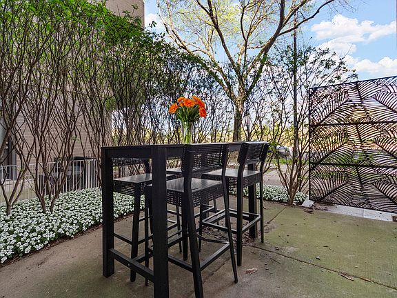 2nd image of 2409 W Catalpa Ave APT 106