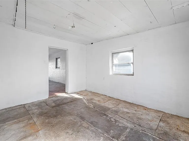 7930 Causeway Blvd S — Photo 39