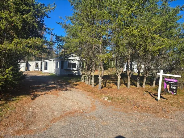 4 Hillcrest Dr, Saint George, NB E5C 3G1