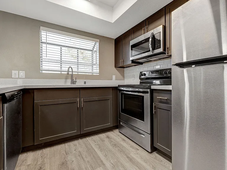 Cabana Club Apartments — Photo 13