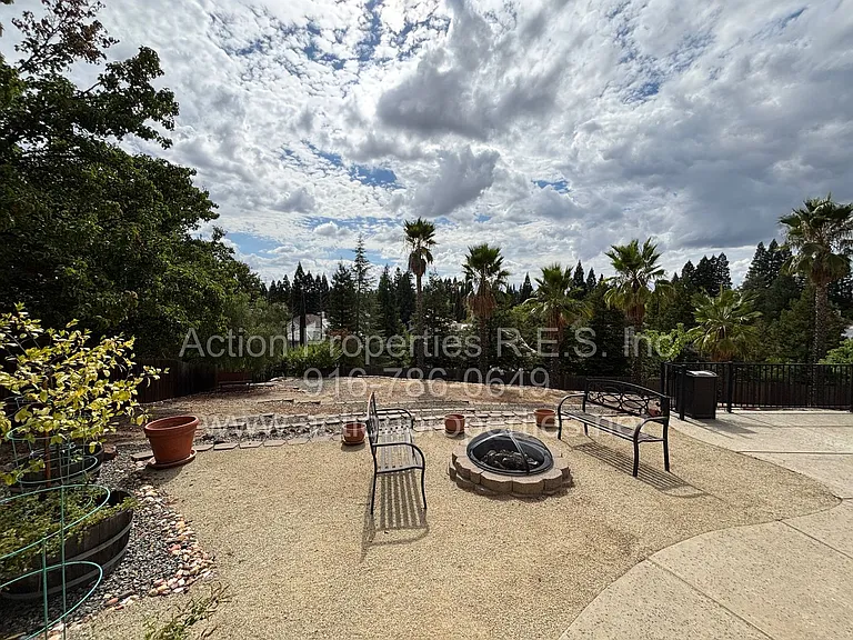 4726 Abbey Hl — Photo 34