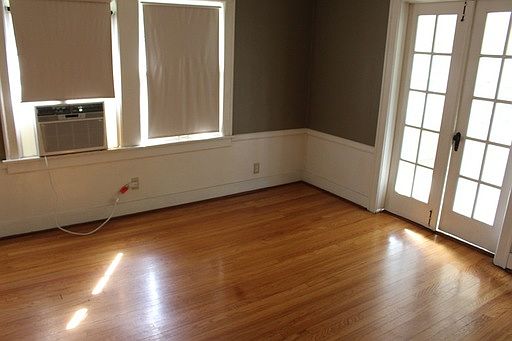 3rd image of 402 E Meyer Blvd