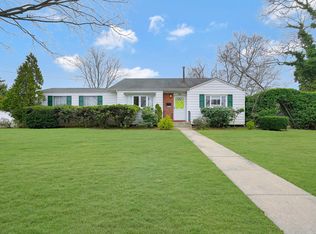 5 Banner Ln, North Babylon, NY 11703