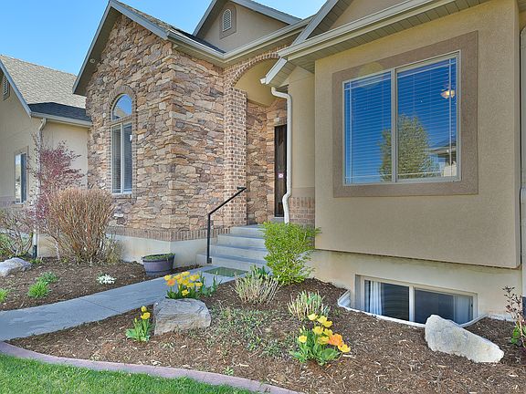 2nd image of 153 W 2040th St N