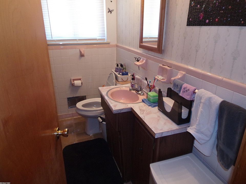 28204 Gladstone St, photo 9