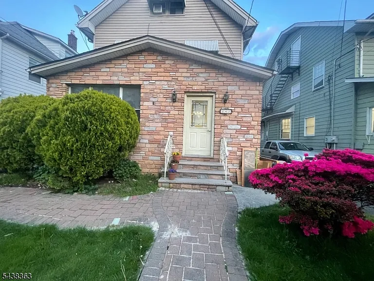 347 Elmora Ave — Photo 1