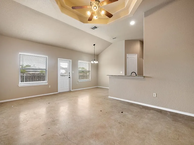 216 Stone Gate Dr — Photo 2