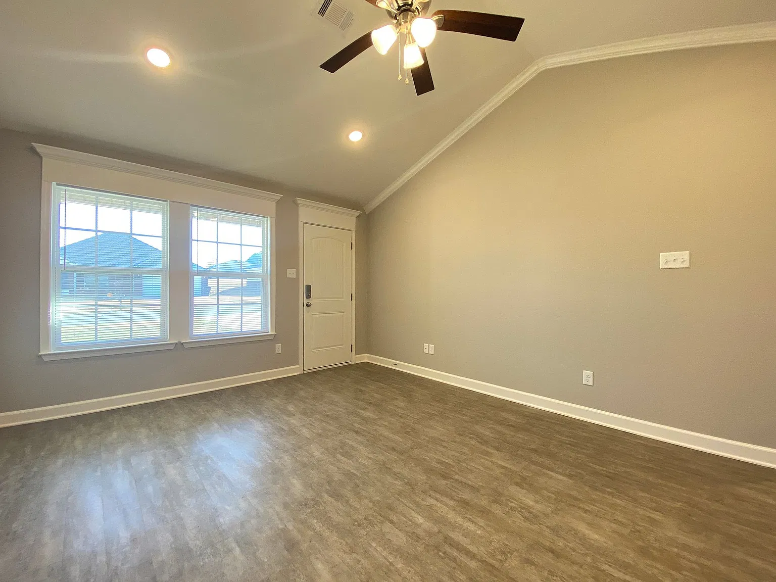 105 Sparrow Rd — Photo 2