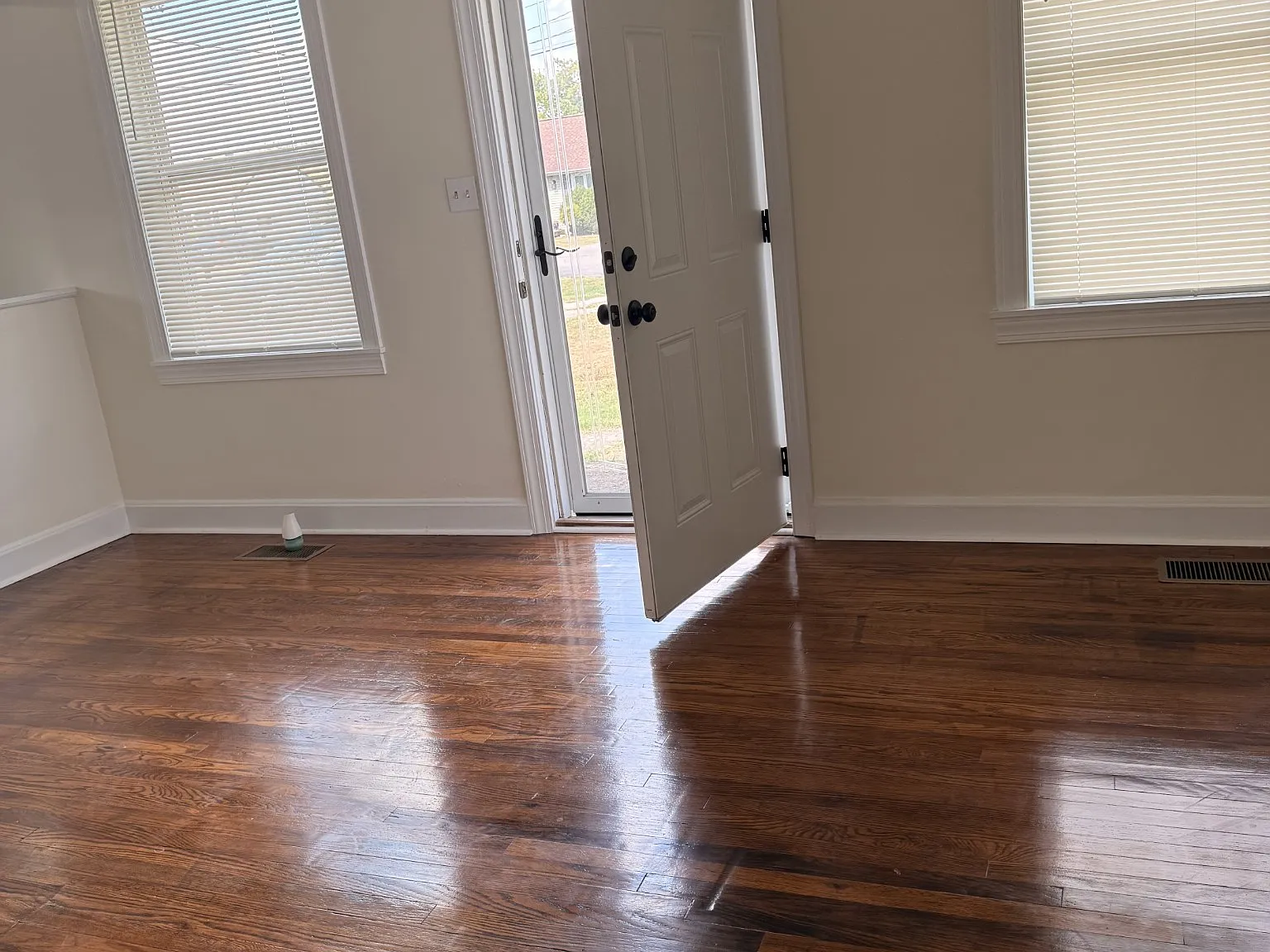 3 bed, 1.0 bath, 1000 sqft, $1,950 — Photo 4