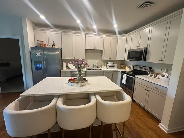 2 bed, 1325 sqft, $3,100 — Photo 4