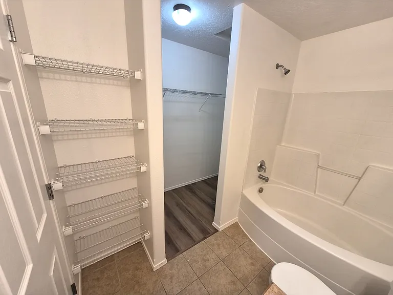 217 Midvale Ave — Photo 11