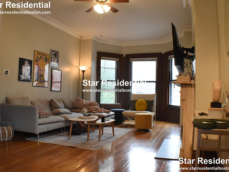 31 Fairfield St #201 — Photo 2