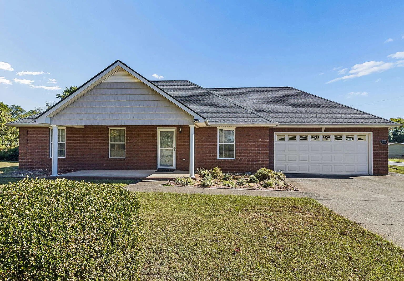 3 bed, 2.0 bath, 1333 sqft, $2,100 — Photo 2