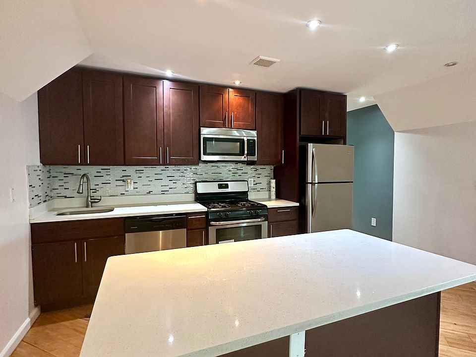 1st image of 930 E 98th St Floor 2