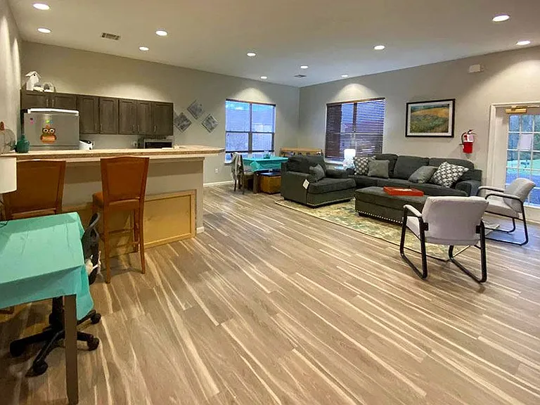 BRITTANY POINT APARTMENTS — Photo 7