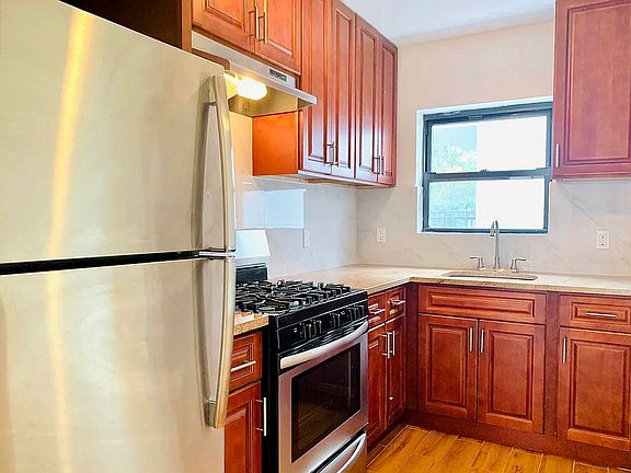 5th image of 427 Throop Ave #1