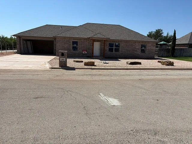 4 bed, 1850 sqft, $3,200 — Photo 1