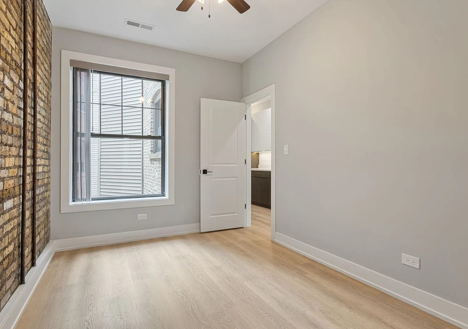 3 bed, 901 sqft, $2,995 — Photo 3