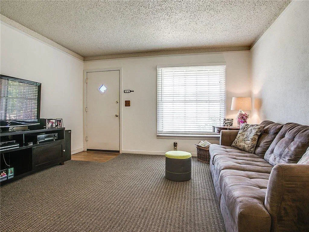 2 bed, 852 sqft, $1,950 — Photo 3
