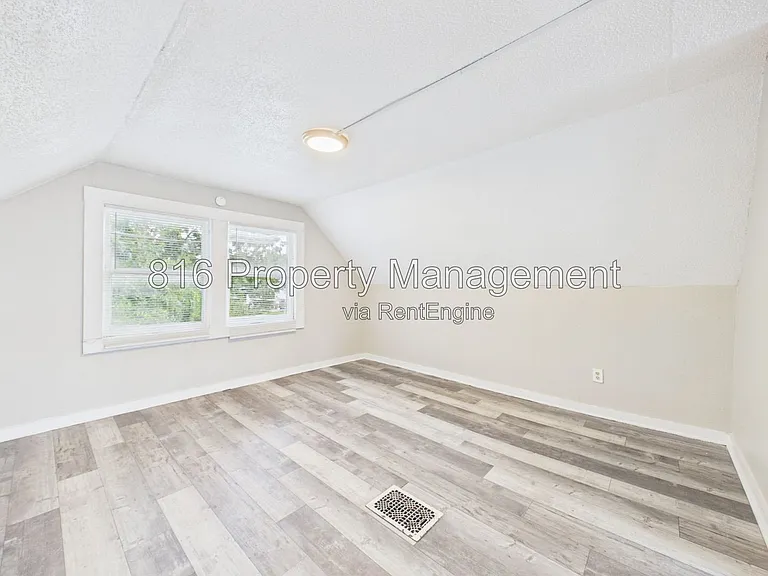 3205 E 31st St — Photo 32