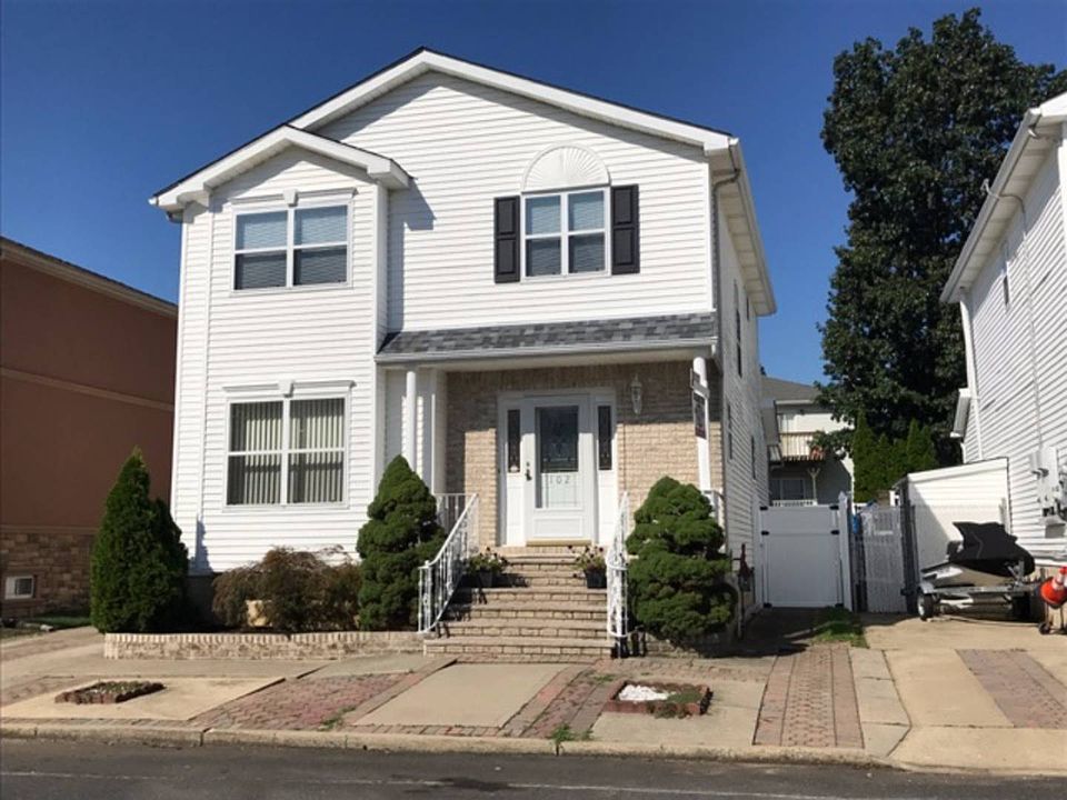 1st image of 102 Honey Ln