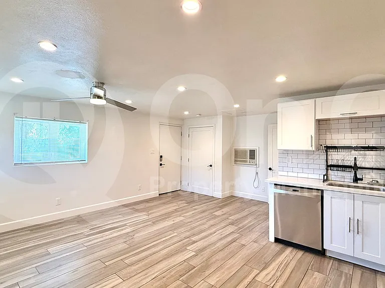 1228 W 5th St #2 — Photo 2