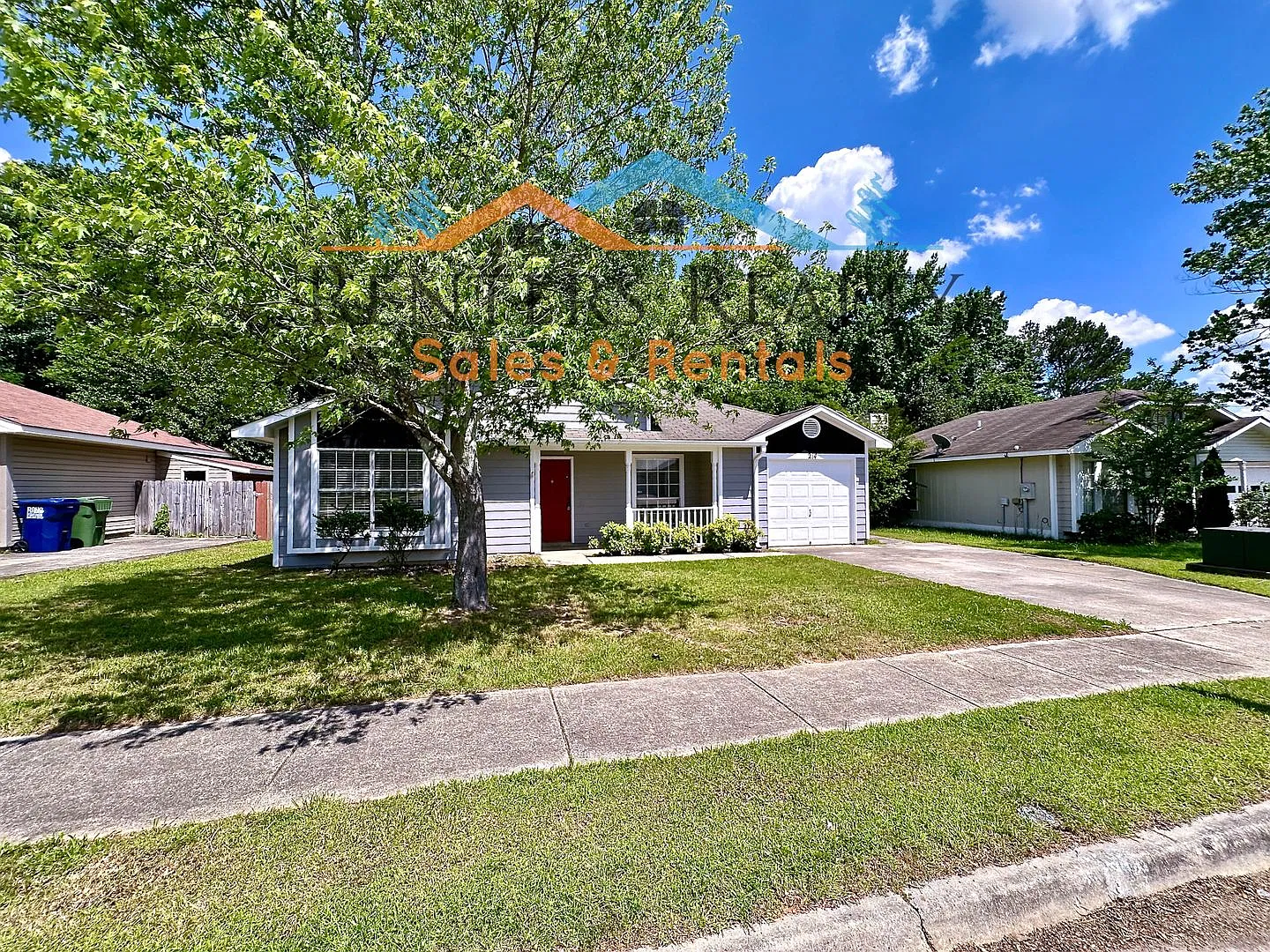 3 Bedroom House with Open Floor Plan & Privacy Fence — Photo 1