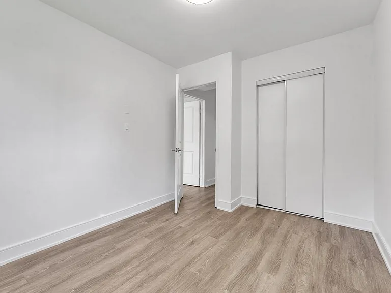 371 Yonge St — Photo 12
