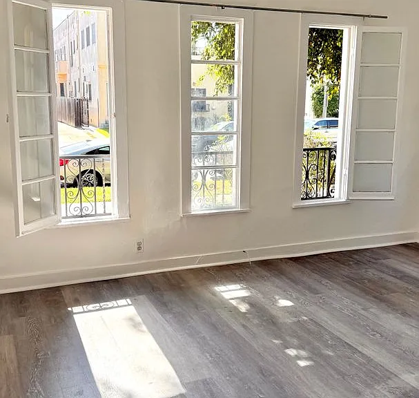 543 N Sycamore Ave — Photo 2