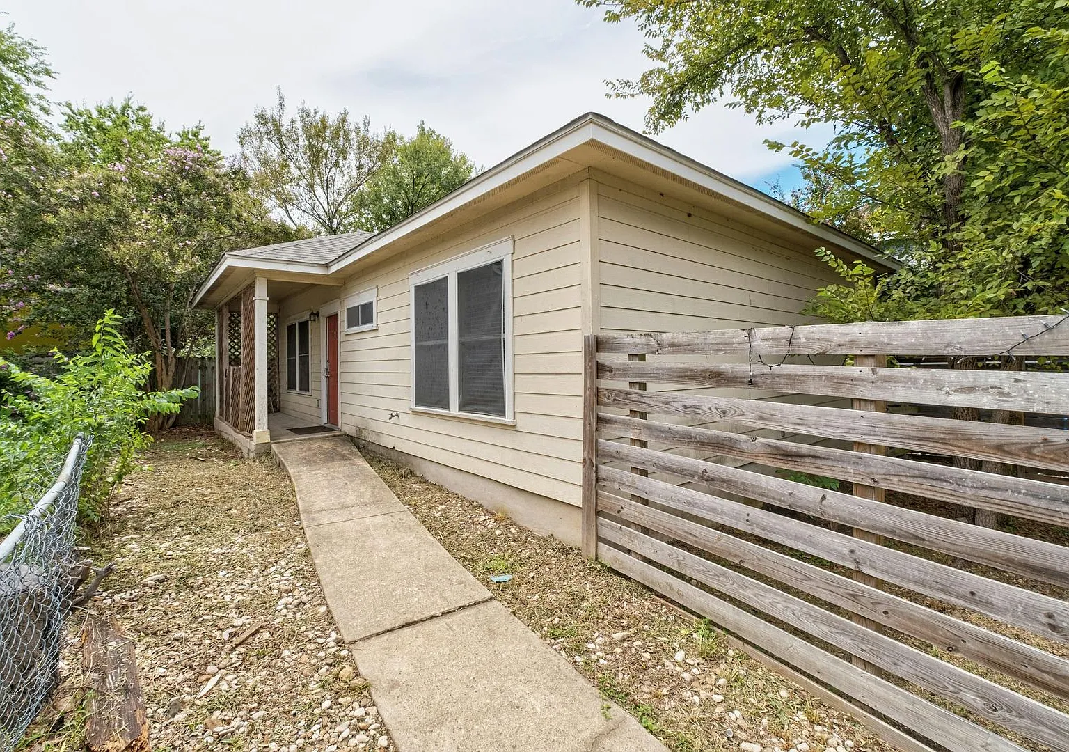 2917 E 16th St #B - Free standing House with fenced back yard in great location! — Photo 2