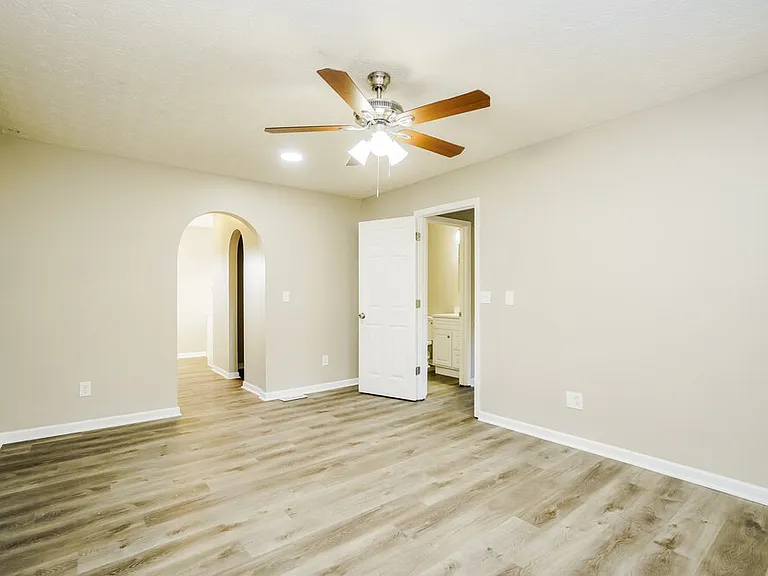 1667 Eastbrook Dr N — Photo 12