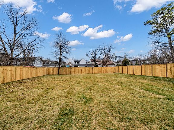 3rd image of 1009 Graybar Ln