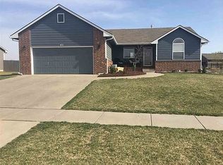 411 Meadowbrook Dr, Newton, KS 67114