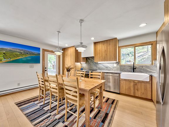 Eat-in kitchen seats up to 8