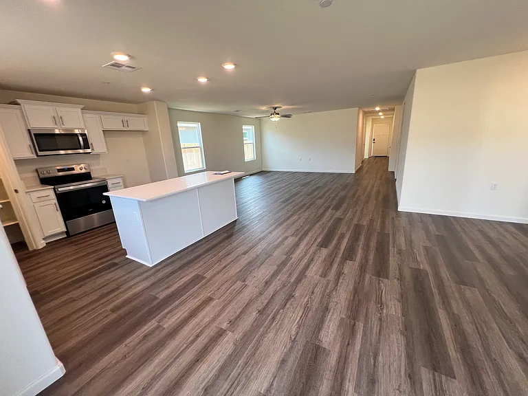 635 Skyler Ln — Photo 3