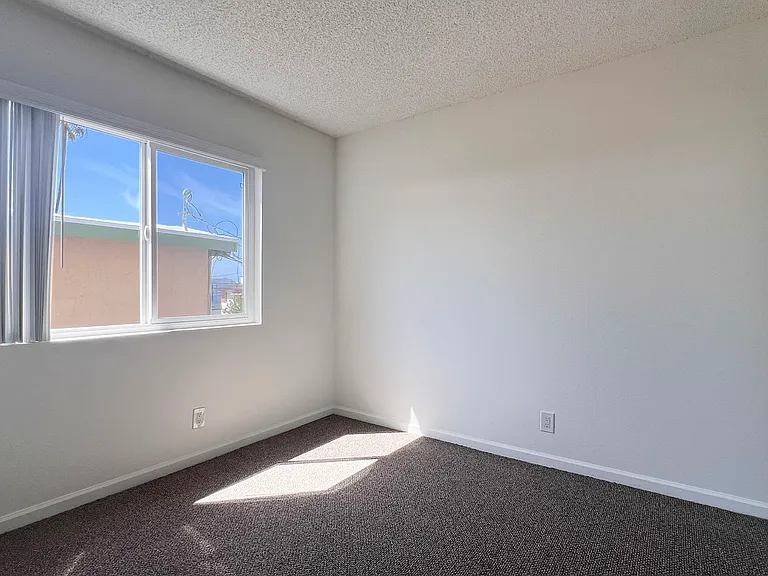 2725 Calle Del Comercio #B — Photo 38