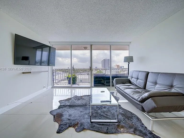 7601 E Treasure Dr #703 — Photo 4
